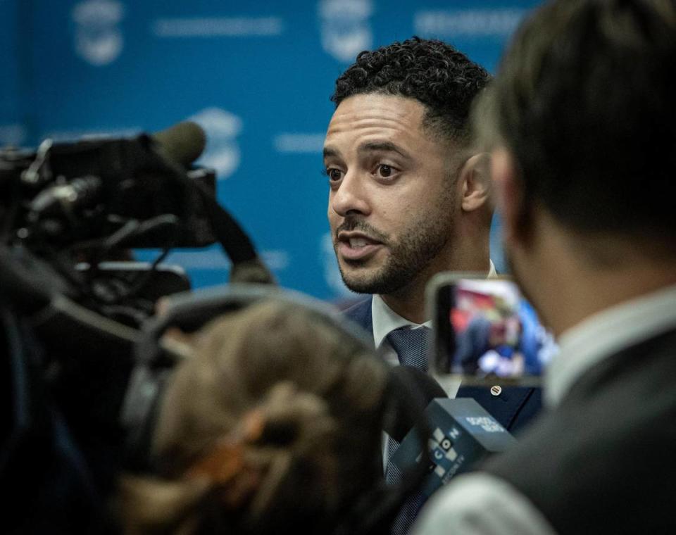 Fort Lauderdale, FL, 18 de enero de 2023. El recién designado miembro de la Junta Escolar del Condado Broward Daniel P. Foganholi habla con reporteros después de prestar juramento en el Kathleen C. Wright Administration Center.