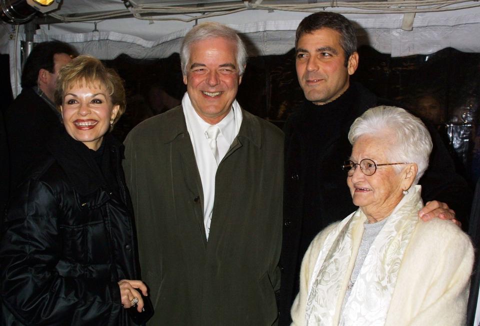 George Clooney (zweiter von rechts) erbte das komplette (Familien-)Paket: Sein Vater Nick war Talk-Show-Moderator in den späten 60er-Jahren, seine Mutter Nina (links) einst Schönheitskönigin. Und wenn der Hollywood-Star Glück hat, ist ihm ein langes Leben beschieden: Seine Großmutter Dica Mae Edwards starb 2005 im Alter von 87 Jahren. (Bild: George De Sota/Newsmakers/Getty Images)