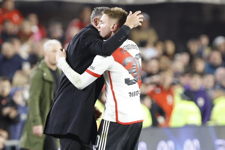 Demichelis abraza a Mastantuono, el juvenil que hizo debutar con 16 años y autor de un golazo en el último partido del entrenador
