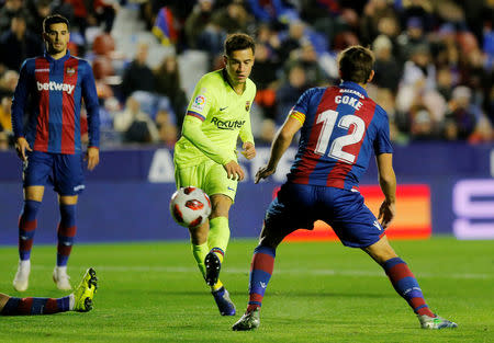 Soccer Football - Copa del Rey - Round of 16 - First Leg - Levante v FC Barcelona - Ciutat de Valencia, Valencia, Spain - January 10, 2019 Barcelona's Philippe Coutinho shoots at goal REUTERS/Heino Kalis