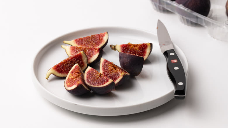 Slicing fresh figs