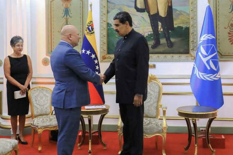 El presidente de Venezuela, Nicolás Maduro, saluda al fiscal de la Corte Penal Internacional (CPI), Karim Khan, durante su cuarta visita al país, en el palacio presidencial de Miraflores en Caracas el 22 de abril de 2024 (JHONN ZERPA)