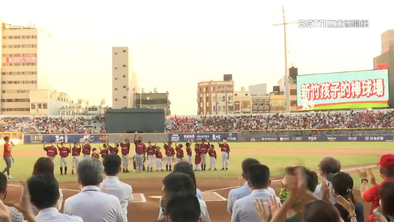 新竹棒球場未完成驗收就辦比賽，球員受傷惹爭議。