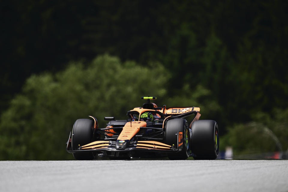 El piloto de McLaren Lando Norris maniobra su vehículo durante la sesión de práctica del Gran Premio de Austria el viernes 28 de junio del 2024. (AP Foto/Christian Bruna)