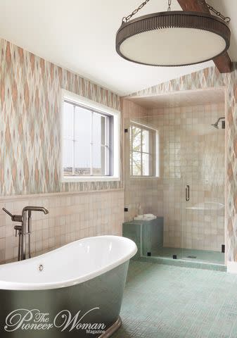 <p>Buff Strickland/The Pioneer Woman Magazine</p> A guest bathroom with a pedestal tub