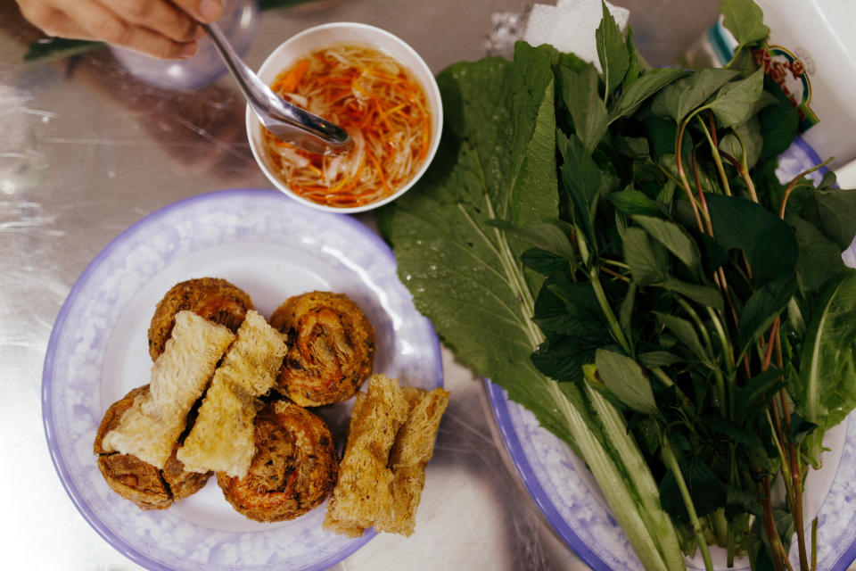 Bánh cống. (PHOTO: Muhd Hidayatullah)