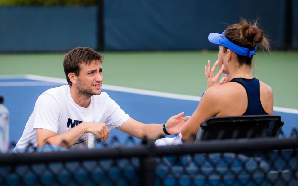 Sebastian Sachs habla con Belinda Bencic durante la práctica en el Western & Southern Open 2021 - Rob Prange /Shutterstock 