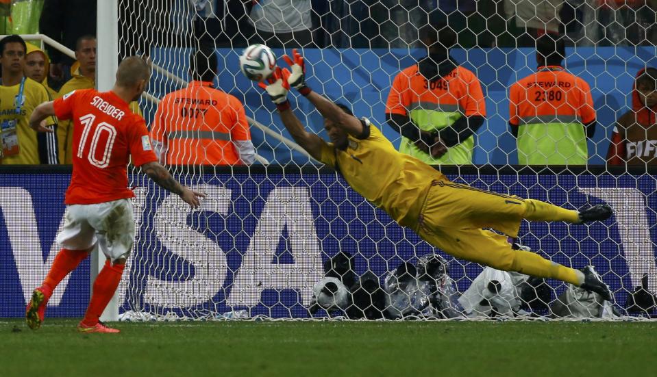 Argentina's goalkeeper Sergio Romero saves the third penalty shot from Wesley Sneijder of the Netherlands during a penalty shootout in their 2014 World Cup semi-finals at the Corinthians arena in Sao Paulo July 9, 2014. REUTERS/Michael Dalder (BRAZIL - Tags: SOCCER SPORT WORLD CUP TPX IMAGES OF THE DAY)