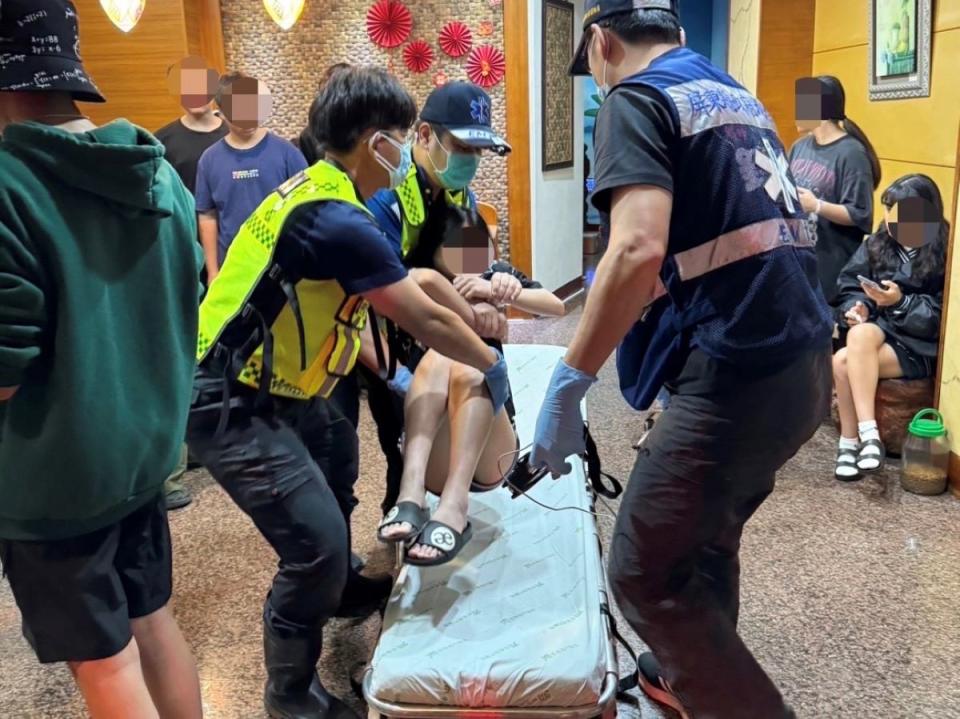 女學生全身無力，被警消抬上擔架送醫治療。（圖：屏東縣消防局提供）