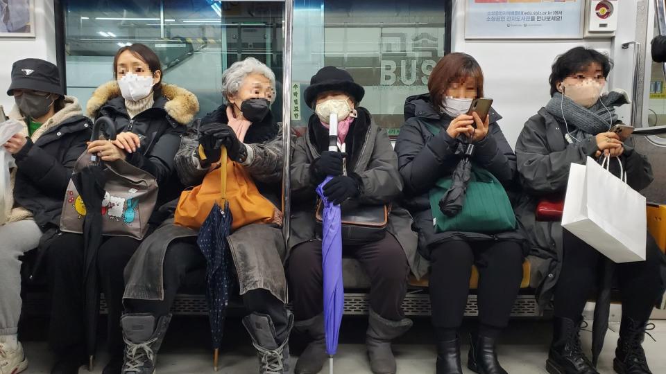 Although South Korea's indoor mask policy has been unblocked, masks must still be worn in subways and buses.Photo by Wu Peiru