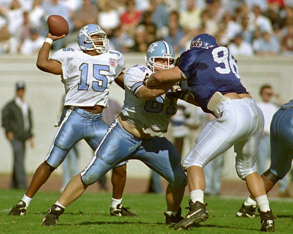 9/21/95 2B BOB LEVERONE/Staff LOOKING FOR BALANCE: Mike Thomas, pictured last year against Duke, passed 42 times in North Carolina’s opener this season. He says the Tar Heels need to look for more balance. (UNPUBLISHED NOTES:) (PICKETT 9/20/95) North Carolina’s Mike Thomas(15) eyes a reviever against Duke last season. photo by bob leverone