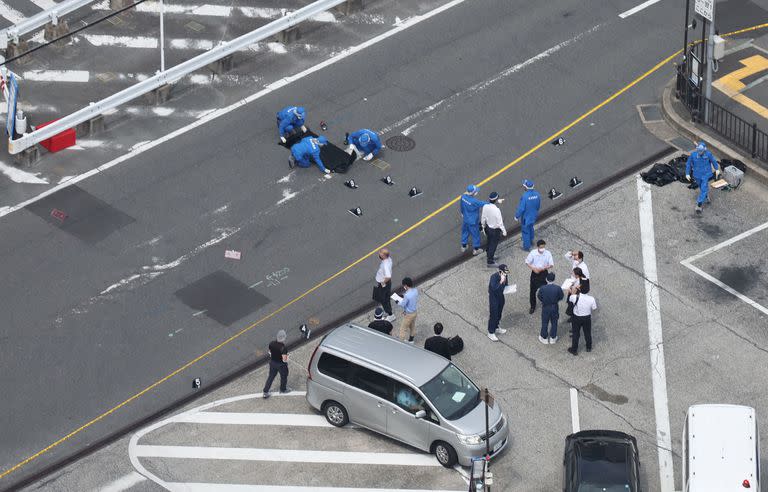 Esta vista aérea tomada desde un helicóptero fletado por Jiji Press muestra a la policía (C) trabajando en la escena en la estación Kintetsu Yamato-Saidaiji en Nara, donde le dispararon al ex primer ministro japonés Shinzo Abe el 8 de julio de 2022