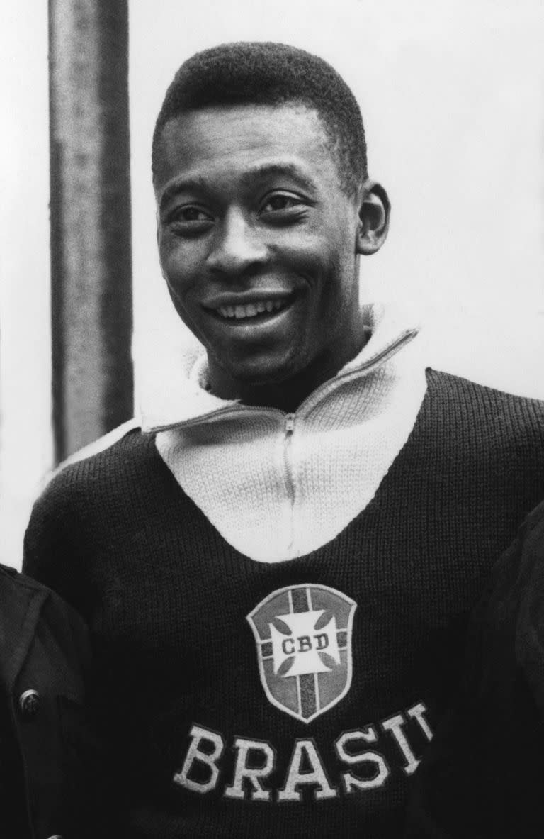 En esta foto de archivo tomada el 1 de junio de 1962, el delantero brasileño Pelé sonríe mientras posa para los fotógrafos en junio de 1962 en Viña del Mar, unos días antes de un partido de fútbol de cuartos de final de la Copa Mundial entre Brasil e Inglaterra