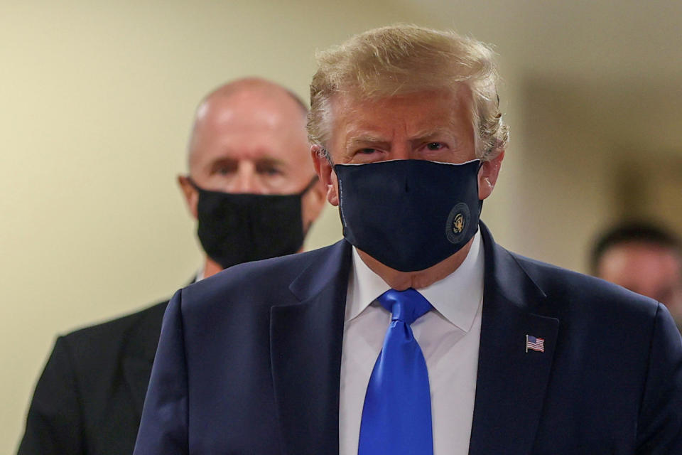 Seltener Anblick: Donald Trump mit Maske (Bild: Reuters/Tasos Katopodis)