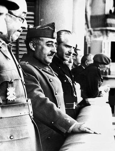 José Moscardó, Francisco Franco y Ramón Serrano Súñer el 26 de abril de 1938. <a href="https://commons.wikimedia.org/wiki/File:Jos%C3%A9_Moscard%C3%B3,_Francisco_Franco,_Ram%C3%B3n_Serrano_S%C3%BA%C3%B1er_(1938).jpg" rel="nofollow noopener" target="_blank" data-ylk="slk:Wikimedia Commons;elm:context_link;itc:0;sec:content-canvas" class="link ">Wikimedia Commons</a>