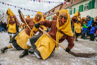 <p>Bei einem Fasnet-Umzug im baden-württembergischen Oberdischingen sorgt eine Zunft mit ihren Kostümen für Unterhaltung. (Bild: Thomas Niedermueller/Getty Images) </p>