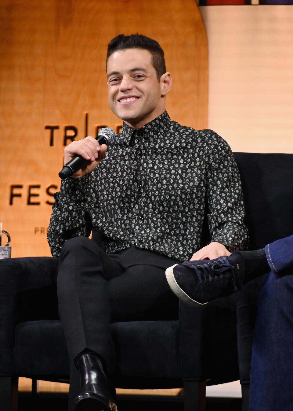 <p>Er sprach bei den Tribeca Talks über “Mr. Robot“ – und sah auch so aus: Zur gut eng anliegenden schwarzen Hose und hochpolierten Boots mit Absatz kombinierte Rami Malek ein Hemd mit klitzekleinen Roboter-Prints. Ziemlich cool! </p>