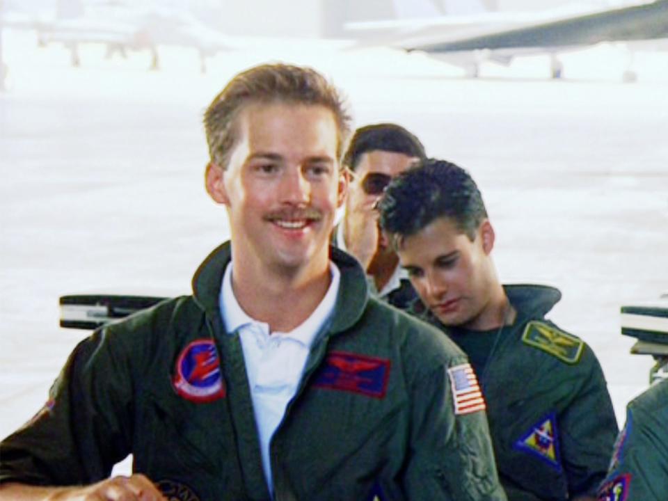 Eine Szene aus dem Film Top Gun, die die Figur Goose zeigt. - Copyright: CBS Photo Archive/Getty Images