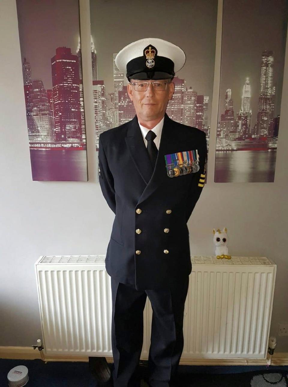 Nachdem er die Schule verlassen hatte, überraschte er seine Familie, indem er der Royal Navy beitrat, anstatt wie erwartet zur Universität zu gehen.  (Familien-/Solent-News)