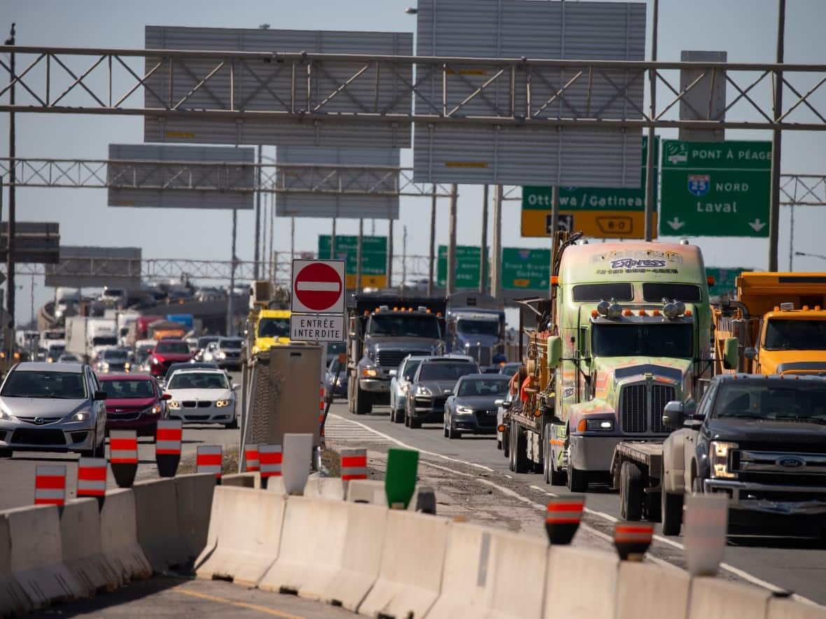 In Quebec, transportation accounted for 43 per cent of greenhouse gas emissions in 2019, the highest of any sector.  (Ivanoh Demers/Radio-Canada - image credit)