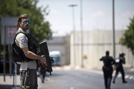 An Israeli security guard stands outside a checkpoint near the West Bank town of Bethlehem, after a stabbing attack June 29, 2015. REUTERS/Ronen Zvulun