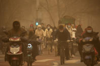 <p>La capitale cinese si è svegliata in una inquietante nebbia giallastra. E' il risultato dello smog e della più grande tempesta di sabbia - arrivata dalla Mongolia - che ha investito la metropoli in quasi un decennio. (AP Photo/Mark Schiefelbein)</p> 
