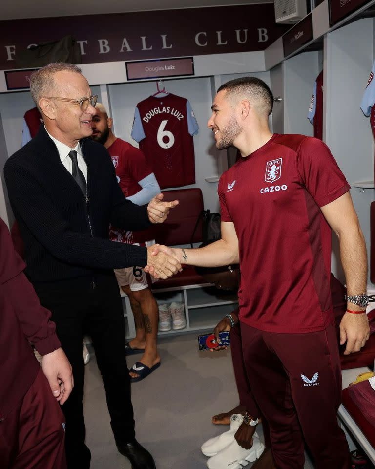 Tom Hanks junto a Emiliano Buendía, el jugador argentino que se destaca en el Aston Villa