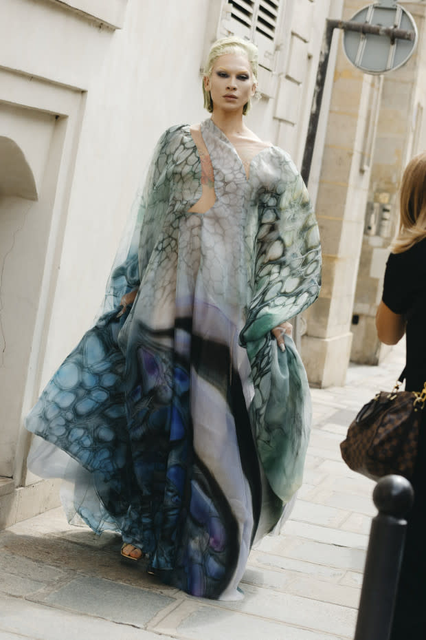 The most elegant outfits to copy from the streets of Couture Fashion Week -  Yahoo Sport