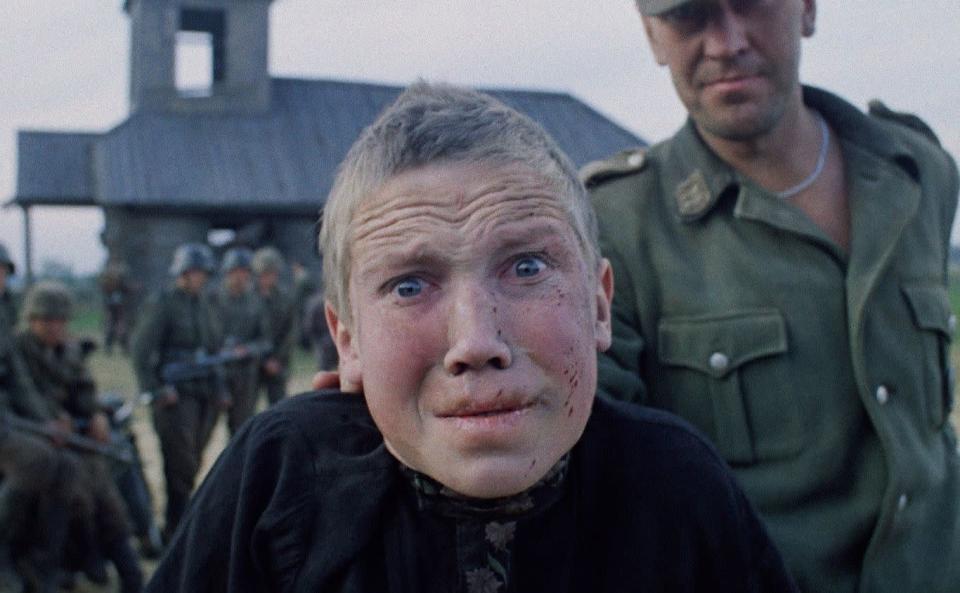 <p>Esta película biolerrusa anti belicista aborda las atrocidades de la ocupación nazi de Europa del Este. Narrada desde la perspectiva de un adolescente en Bielorrusia, el terrible tema de la película se aborda tanto desde la poética como el realismo.</p>