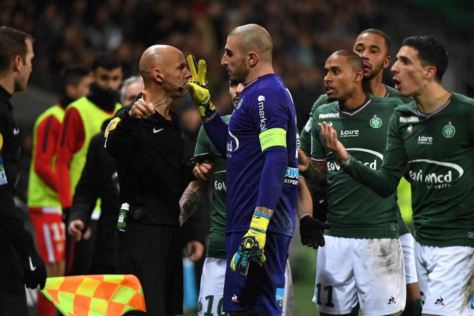 Symbole des Verts qui déraillent, Stéphane Ruffier a pété les plombs en 2e période. Il a été expulsé…