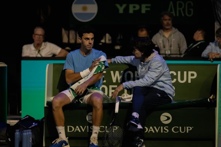 Francisco Cerúndolo y Guillero Coria durante un descanso en el partido ante Denis Shapovalov 