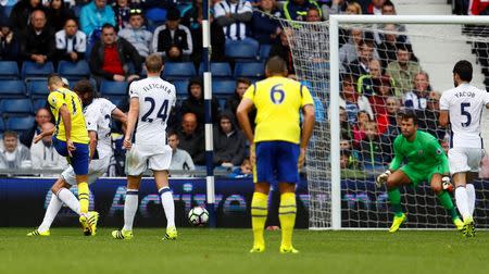 Britain Soccer Football - West Bromwich Albion v Everton - Premier League - The Hawthorns - 20/8/16 Everton's Kevin Mirallas scores their first goal Action Images via Reuters / Jason Cairnduff