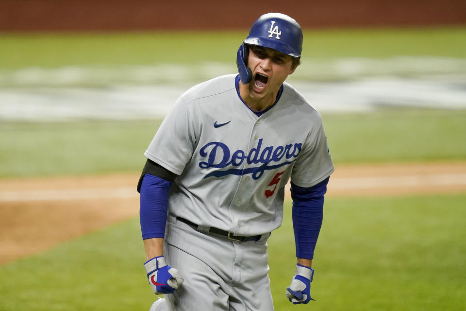 Corey Seager, de los Dodgers de Los Ángeles, festeja luego de conectar un jonrón de dos carreras ante los Bravos de Atlanta, en el quinto juego de la Serie de Campeonato de la Liga Nacional, el viernes 16 de octubre de 2020, en Arlington, Texas (AP Foto/Eric Gay)