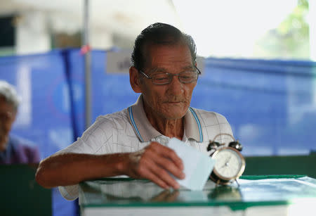 A voter casts his ballot in the general election at a polling station in Bangkok, Thailand, March 24, 2019. REUTERS/Soe Zeya Tun