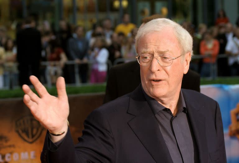 Michael Caine en 2005 en Berlín, en la premiere de Batman inicia; el actor inglés cumple este martes 90 años