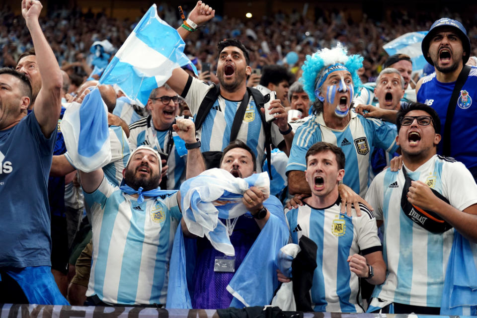 阿根廷女球迷嗨到脫衣，全新視角曝光。示意圖非本人。（圖／達志影像）