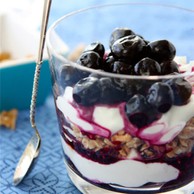 Yogurt Breakfast Parfait With Blueberries and Granola