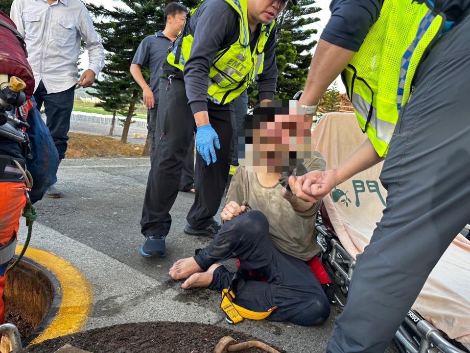 苗栗縣56歲賴姓男子日前至公館鄉一處電塔竊取台電公司纜線，不慎摔落深約5公尺的塔井內，警消獲報前往採用吊掛方式，將賴男救出並戒護送醫，全案將視賴嫌身體狀況，於偵訊後依竊盜罪嫌移送苗栗地檢署偵辦。（圖／警方提供）
