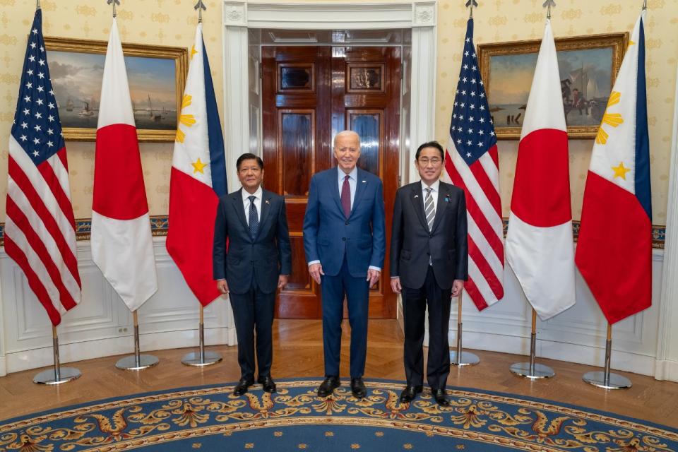 美日菲領袖高峰會談，美國總統拜登(中)與日本首相岸田文雄(右)以及菲律賓總統小馬可仕會面，並達成一系列國防與投資協議。(FB@/President Joe Biden)
