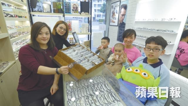 鏡框廠送來一批免費鏡框，小店老闆Vicky（左一）和Christine（左二）即找洪佳鵬（右一），再為他配一副後備眼鏡。