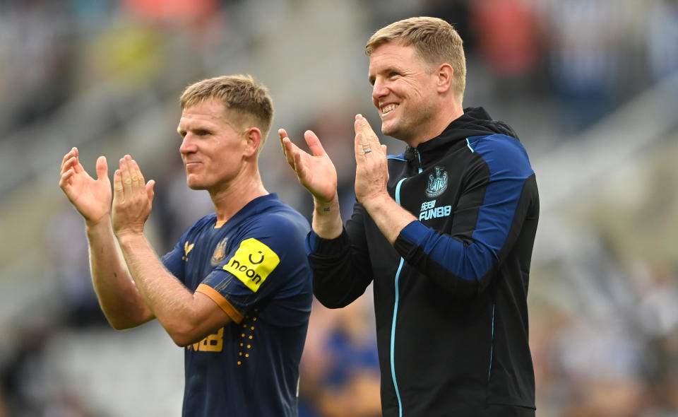 NEWCASTLE UPON TYNE, ENGLAND - JULY 30: Newcastle manager Eddie Howe (l) and Matt Ritchie applaud the fans after the pre season friendly match between Newcastle United and Athletic Bilbao at St James' Park on July 30, 2022 in Newcastle upon Tyne, England. (Photo by Stu Forster/Getty Images)