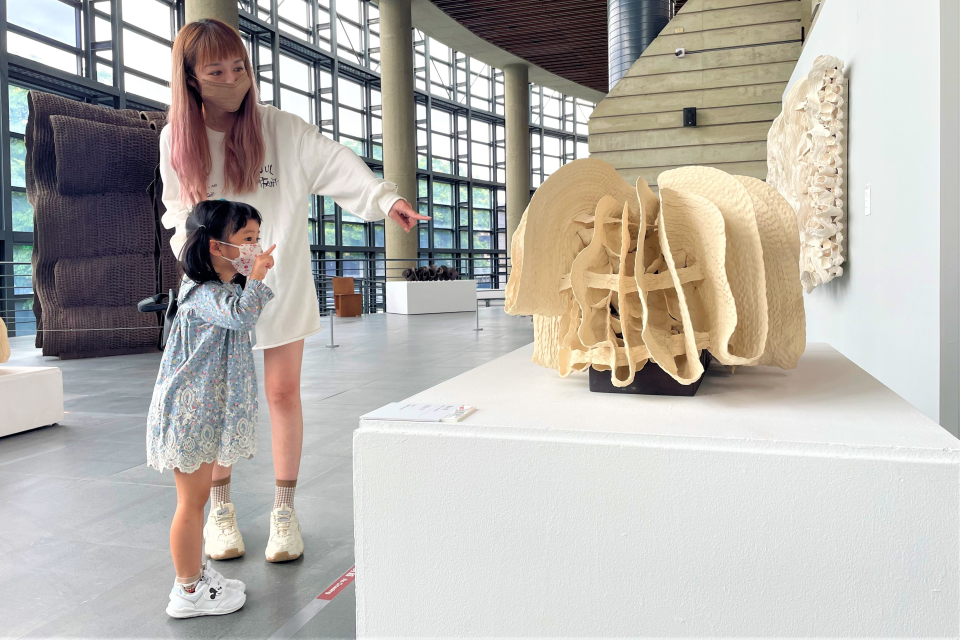 隨行的爸媽為小孩介紹陶藝作品，不但能補充孩子的藝術能量，也能共享親子藝術好時光。