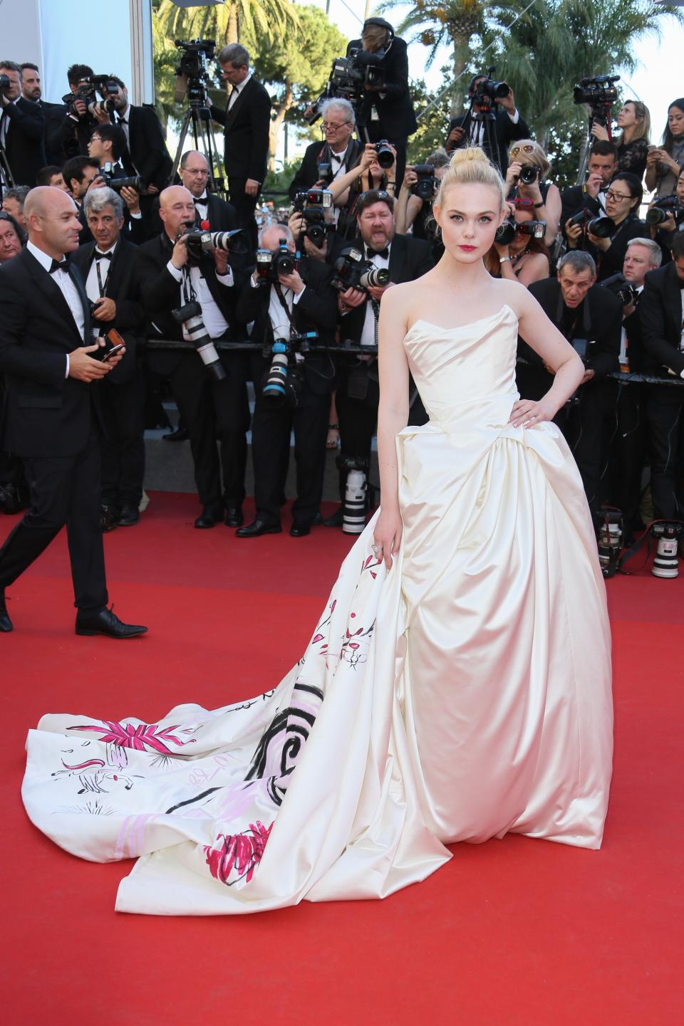 Elle Fanning dans son longue robe lors du Festival de Cannes