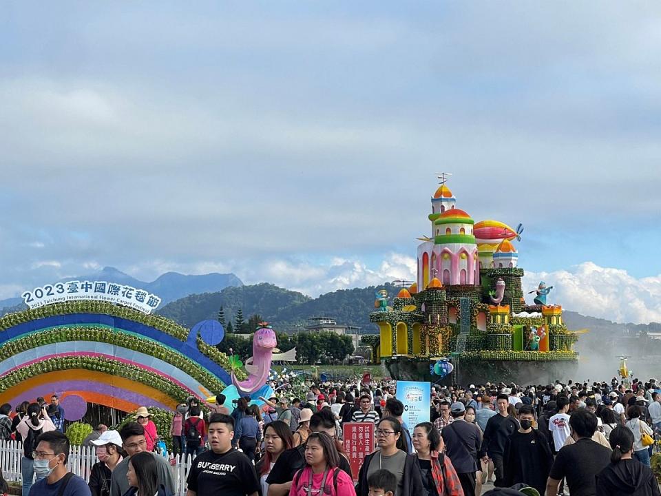 台中國際花毯節，從11月11日開幕至今，已吸引250萬人次朝聖。（圖：觀旅局提供）