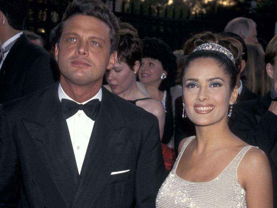 Luis Miguel y Salma Hayek durante la entrega número 69 de los premios Óscar.  (Ron Galella Collection via Getty Images)