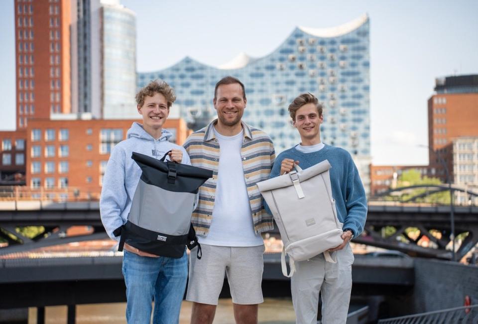 Die Gründer Emil Woermann (l.) und Jacob Leffers (r.) haben ihr Startup Oak25 an das Hamburger Unternehmen Ecom Brands verkauft. Geschäftsführer Timm von Dressler (m.) will die reflektierenden Rucksäcke weiterführen. - Copyright: Oak25