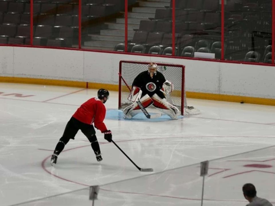 A number of Ottawa Senators games were postponed amid an outbreak that affected 10 players and an associate coach. The team returned to the ice for a practice on Saturday. (Ismaël Sy/Radio-Canada - image credit)