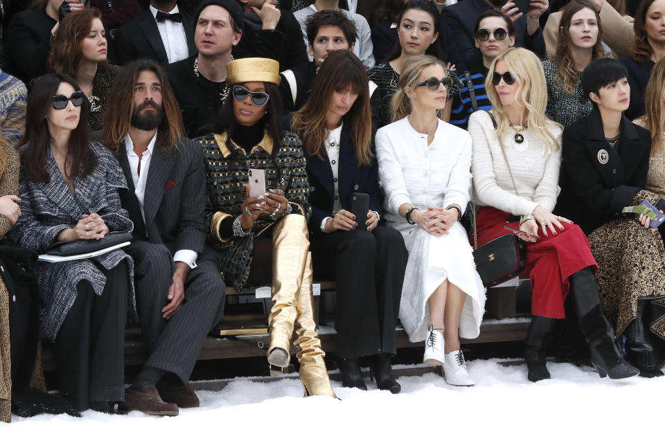 <p>La pareja presenció en primera fila el desfile de Chanel junto a otras <em>celebrities</em> como Naomi Campbell, Caroline de Maigret, Laura Bailey, Claudia Schiffer o Gwei Lun-Mei. (Foto: Bertrand Rindoff Petroff / Getty Images). </p>