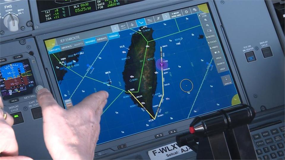 擾台出新招？共機躲國泰民航機下　張延廷：不排除演練欺敵戰術