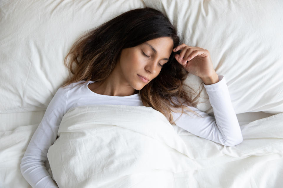 世界睡眠日｜失眠寫日記、飲生菜水這些偏方真係幫到手？專家解答6個幫助入眠方法迷思